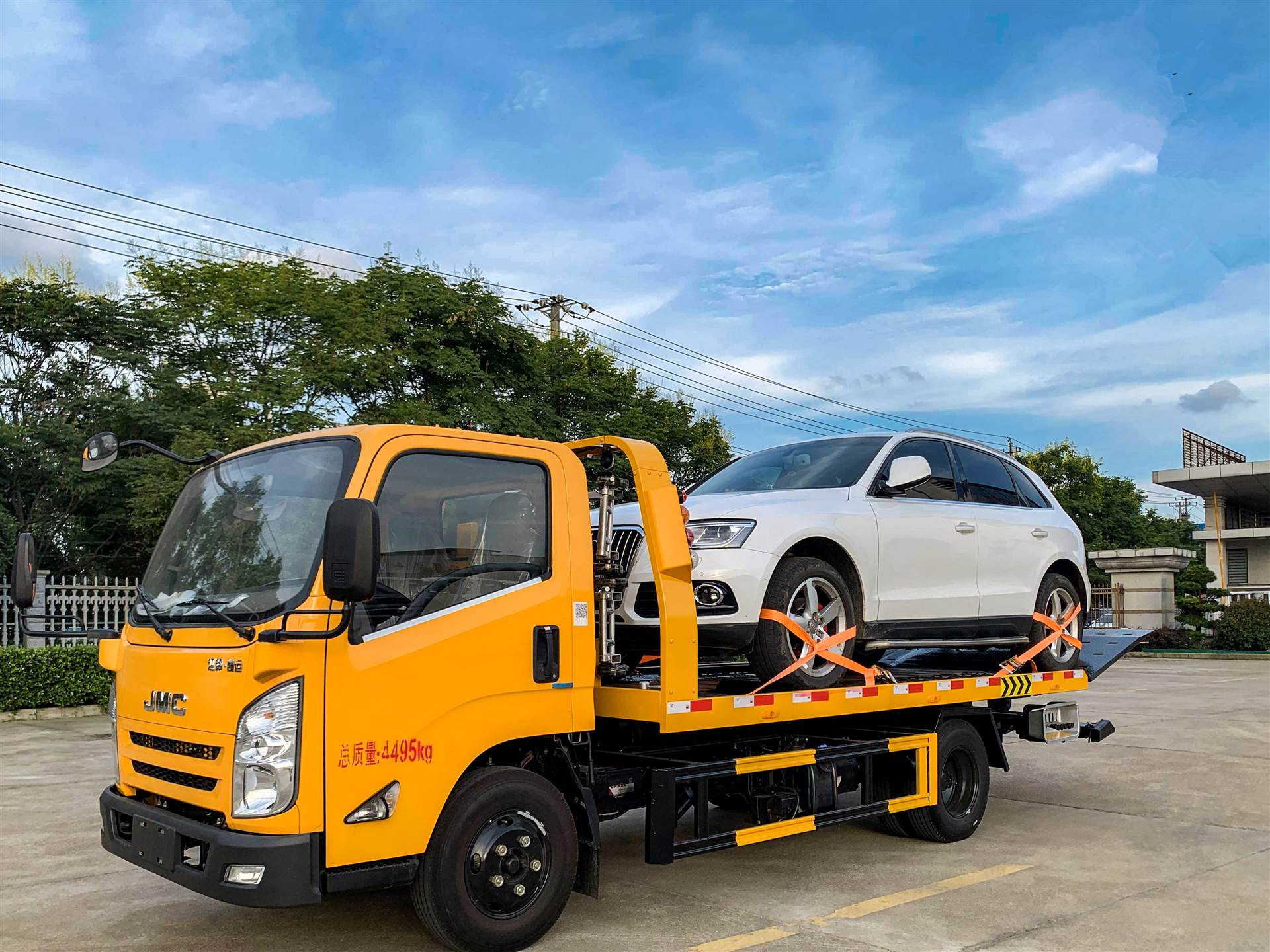汽車(chē)拖車(chē)收費(fèi)全解析 當(dāng)你需要道路救援時(shí)的費(fèi)用指南