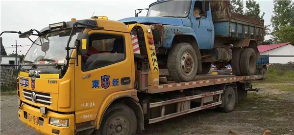 貴陽(yáng)汽車(chē)拖車(chē)牽引道路救援更換輪胎熱線(xiàn)——您的行車(chē)安全保障